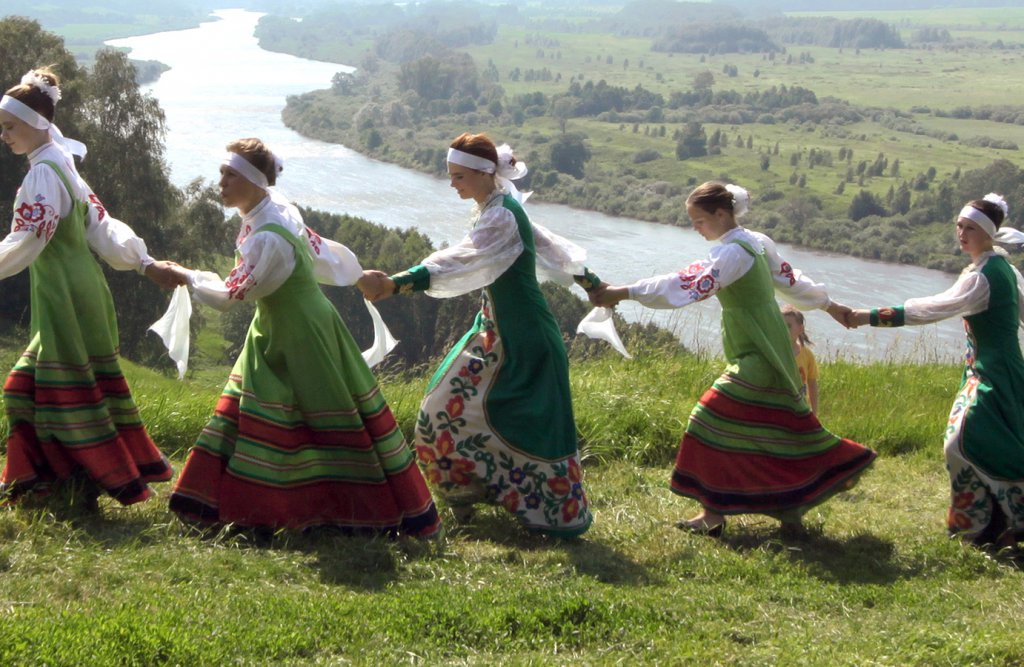 Народ званный. Хороводные пляски в Коми народе. Пляски на Руси. Хороводные пляски в Коми народе в старину. Девушка зовёт в пляс.