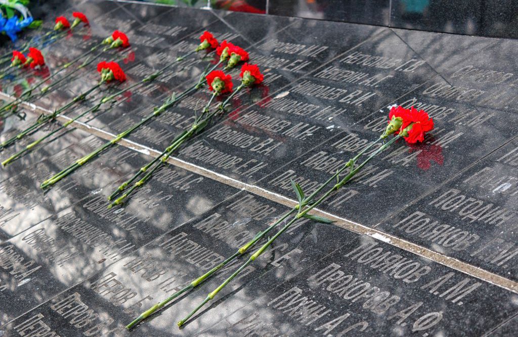 Мемориал памяти и скорби. Мемориал в Шаховской. Мемориал погибшим воинам. Цветы погибшим воинам. Памятники погибшим в Шаховской.