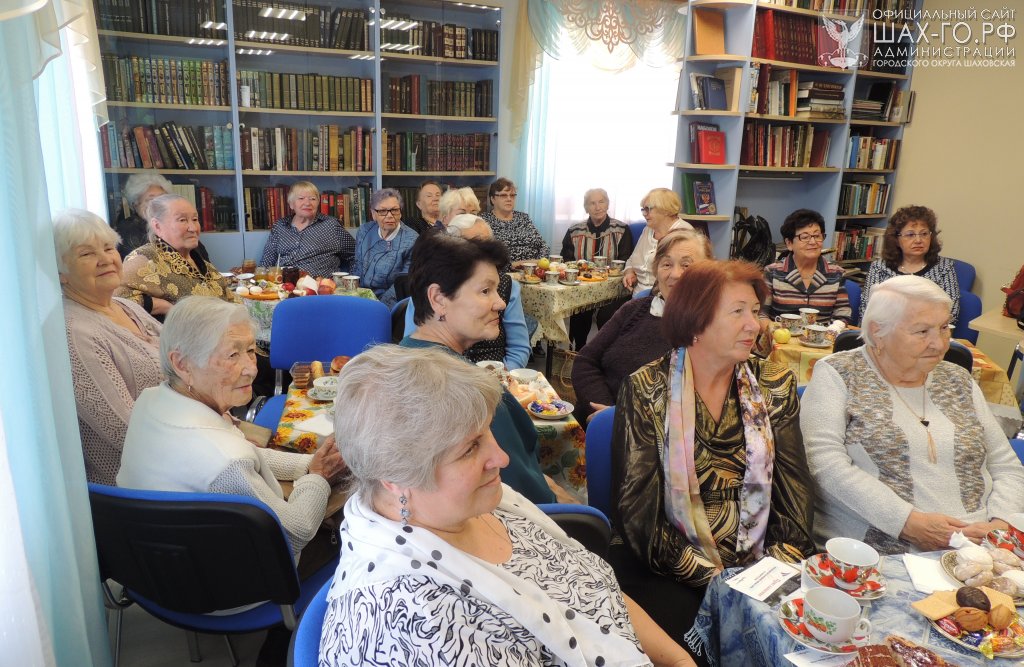 Сайт клуба пенсионеров. Библиотека встречает гостей. Пожилые люди в библиотеке. Пожилые люди в библиотеки на 9 ая.