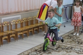 Сотрудники Госавтоинспекции приняли участие в игровой программе для детей и их пап