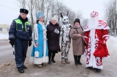 Сотрудники Госавтоинспекции поздравили участников дорожного движения с наступающим Новым годом