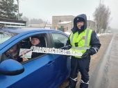 В п. Шаховская сотрудники Госавтоинспекции напомнили водителям о дорожной безопасности
