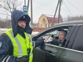 В п. Шаховская сотрудники Госавтоинспекции напомнили водителям о дорожной безопасности