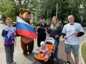 В Шаховской в честь Дня России вручают ленточки с триколором