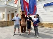 В Шаховской в честь Дня России вручают ленточки с триколором