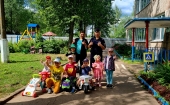 Сотрудники Госавтоинспекции с дошкольниками проводят занятия на транспортных площадках