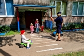 Сотрудники Госавтоинспекции с дошкольниками проводят занятия на транспортных площадках