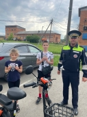 Автоинспекторы проводят беседы с юными участниками движения