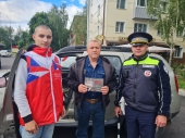В п. Шаховская автоинспекторы вместе с молодежью призвали участников дорожного движения к соблюдению ПДД