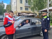 В п. Шаховская автоинспекторы вместе с молодежью призвали участников дорожного движения к соблюдению ПДД