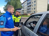 В п. Шаховская автоинспекторы вместе с молодежью призвали участников дорожного движения к соблюдению ПДД