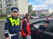 В п. Шаховская автоинспекторы вместе с молодежью призвали участников дорожного движения к соблюдению ПДД