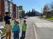 В Шаховской юные пешеходы изучают ПДД прямо на улицах поселка