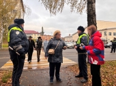 Сотрудники Госавтоинспекции напомнили пешеходам о правилах дорожного движения Сотрудники Госавтоинспекции напомнили пешеходам о правилах дорожного движения