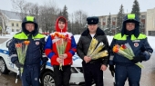 В Шаховской сотрудники Госавтоинспекции провели акцию «Цветы для автоледи»
