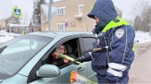 В Шаховской сотрудники Госавтоинспекции провели акцию «Цветы для автоледи»