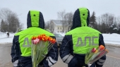 В Шаховской сотрудники Госавтоинспекции провели акцию «Цветы для автоледи»