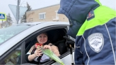 В Шаховской сотрудники Госавтоинспекции провели акцию «Цветы для автоледи»