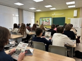 В стенах первой школы состоялась важная образовательная инициатива: распространение памяток среди учащихся, посвященных правилам безопасного нахождения на объектах железнодорожного транспорта
