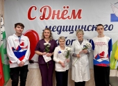 Цветы для тех, кто всегда на посту: волонтёры встретили весну с добром
