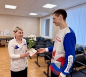 Цветы для тех, кто всегда на посту: волонтёры встретили весну с добром