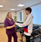 Цветы для тех, кто всегда на посту: волонтёры встретили весну с добром